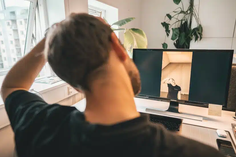 Føler du dig også træt sidst på arbejdsdagen? Vi guider dig til nemme øvelser, som kan booste energien og effektiviteten.